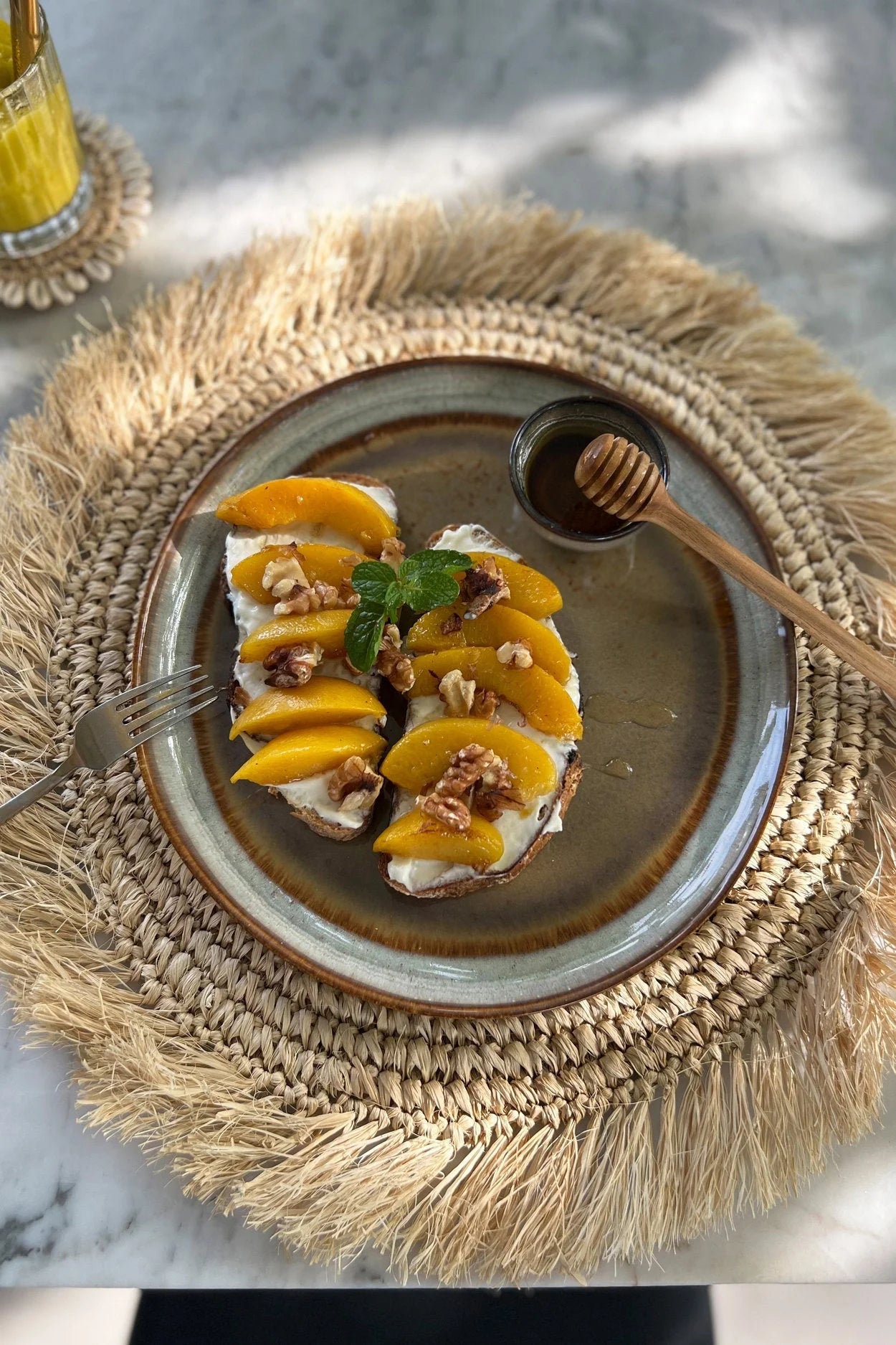 Assiette en grès émaillé dégradé brun et gris avec tranches de pêche sur pain grillé