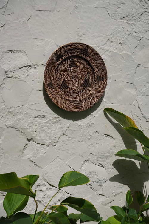 Panier décoratif en rotin brun tressé avec motif en spirale et triangles, diamètre 40 cm