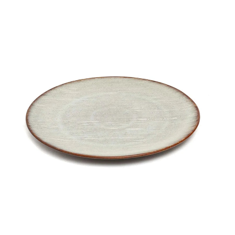 Assiette plate en grès artisanal gris clair bord brun strié