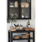 Vitrine porte verre noire avec bols et pots en bois à l’intérieur