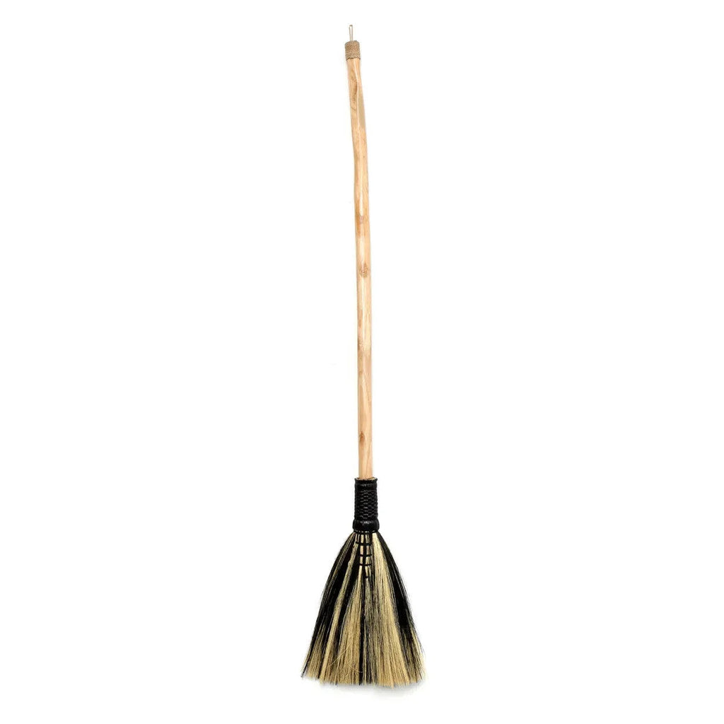 Balai décoratif en fibres naturelles beige et noir avec manche en bois courbé H130 cm