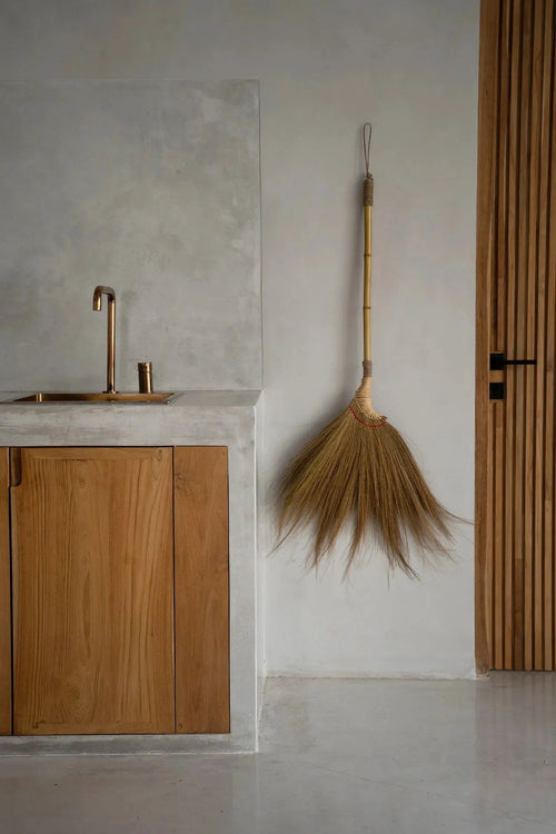 Balai décoratif mural en fibres naturelles et bambou beige doré