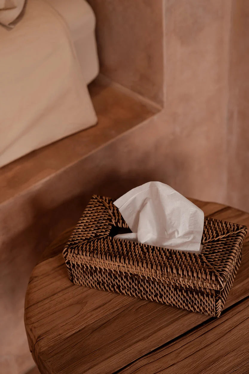 Boîte à mouchoirs en rotin tressé brun naturel avec essuie blanc tiré