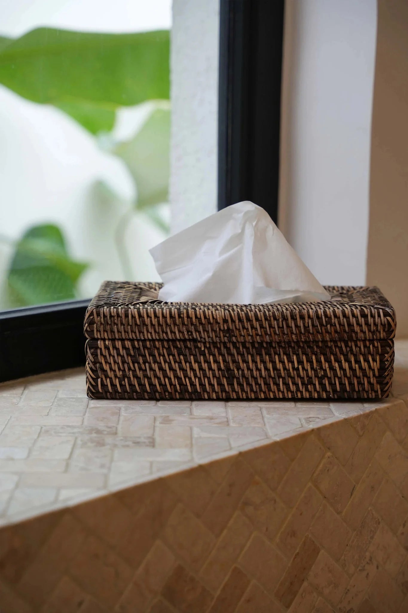 Boîte à mouchoirs en rotin tressé brun naturel avec mouchoir sorti