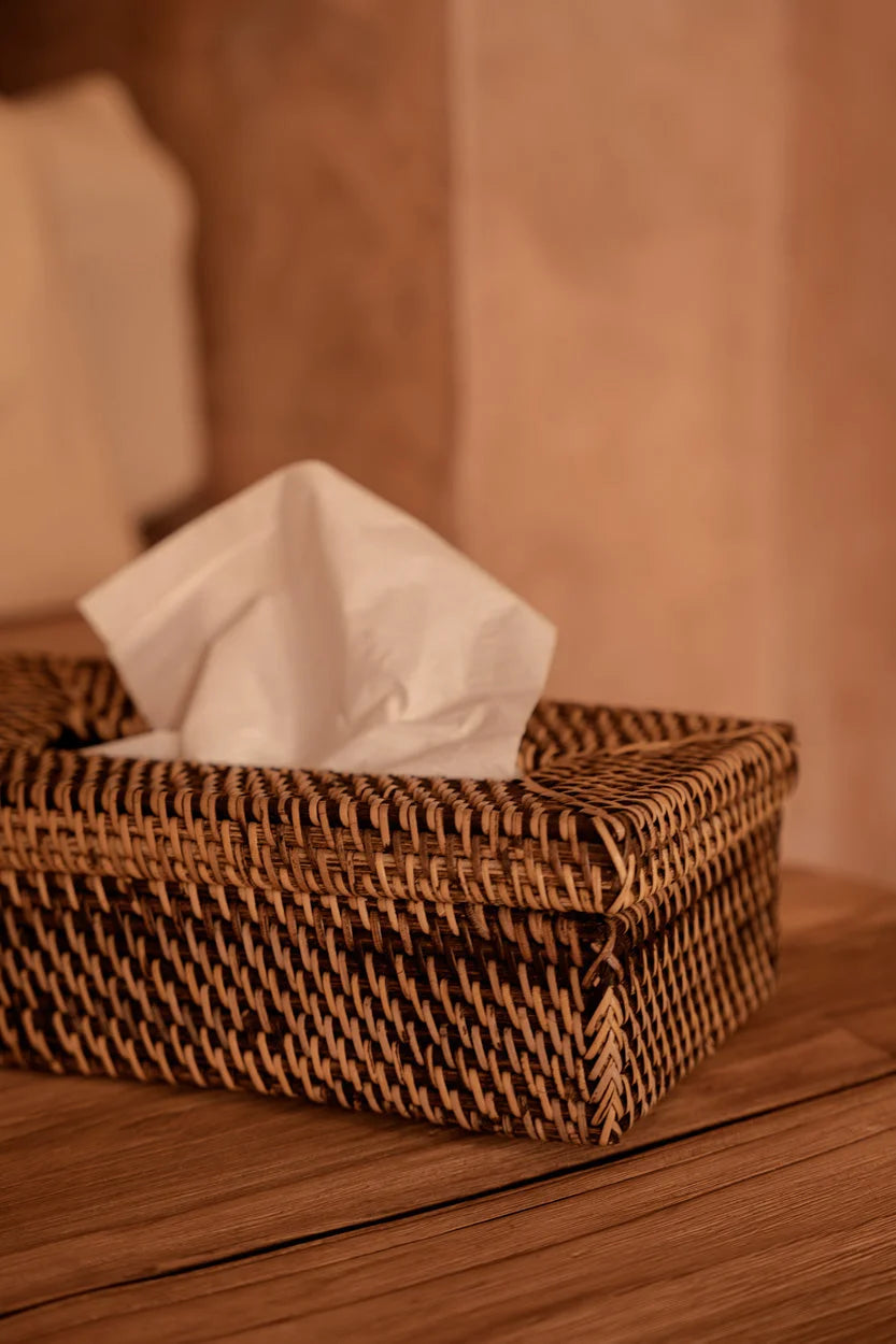 Boîte à mouchoirs en rotin tressé brun naturel avec essuie-tout blanc sorti