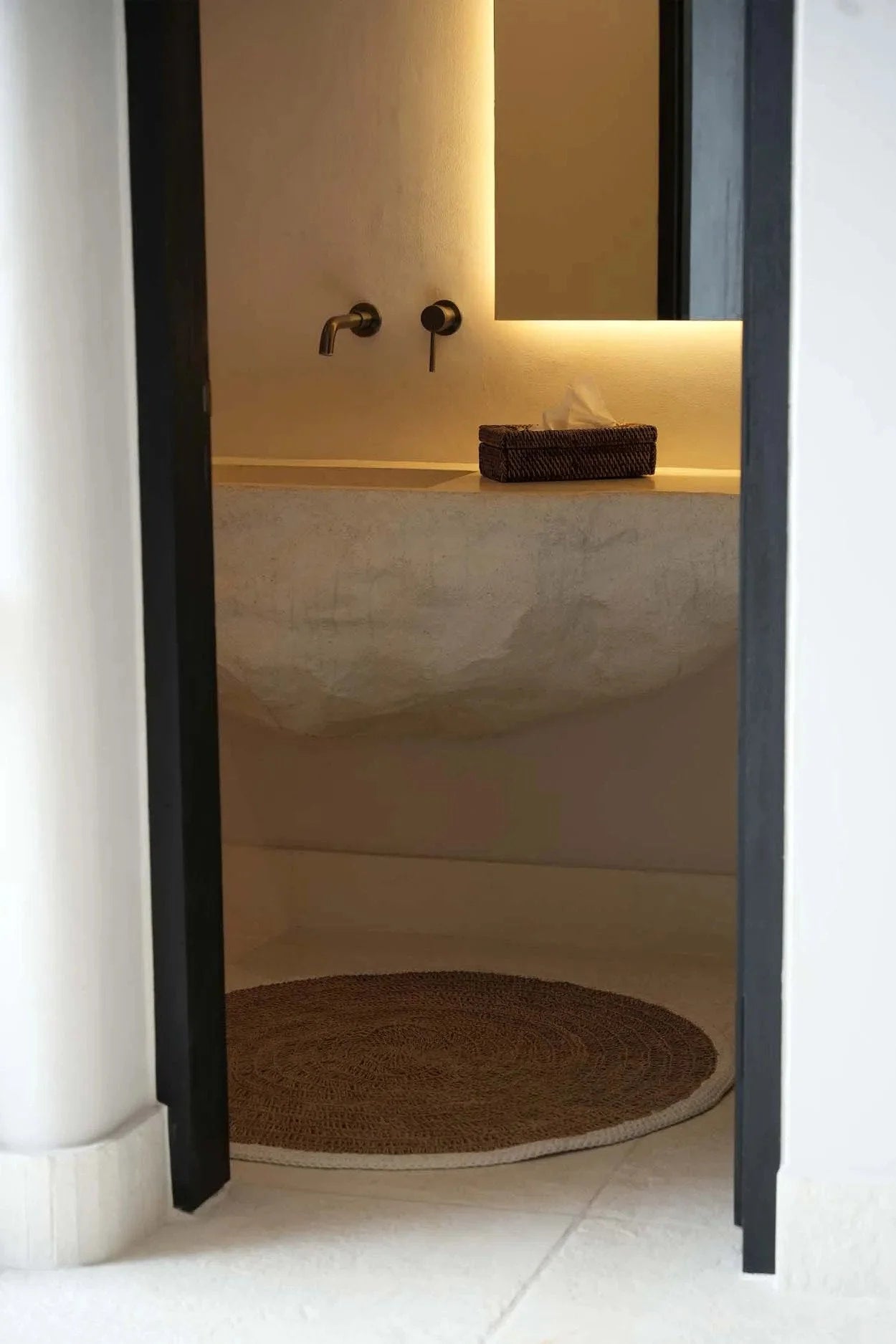Boîte à mouchoirs en rotin tressé brun naturel avec essuie-tout blanc tiré
