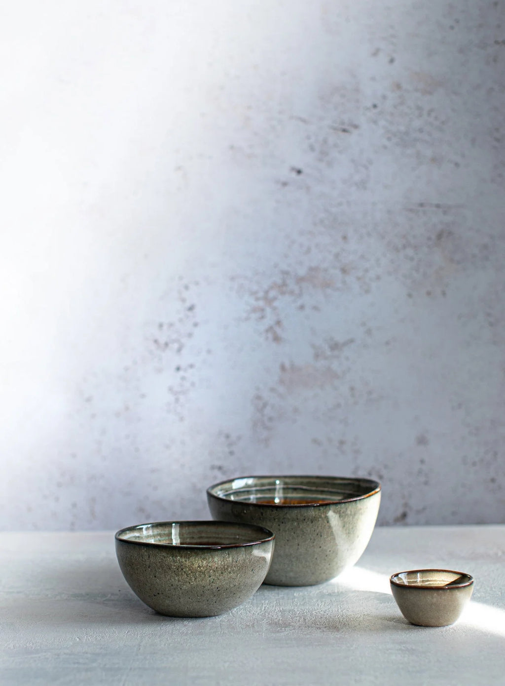 Ensemble de trois bols céramiques artisanaux en grès émaillé dégradé gris-beige