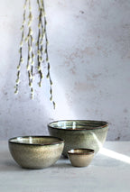 Ensemble de trois bols céramiques artisanaux émaillés mouchetés vert terre et beige
