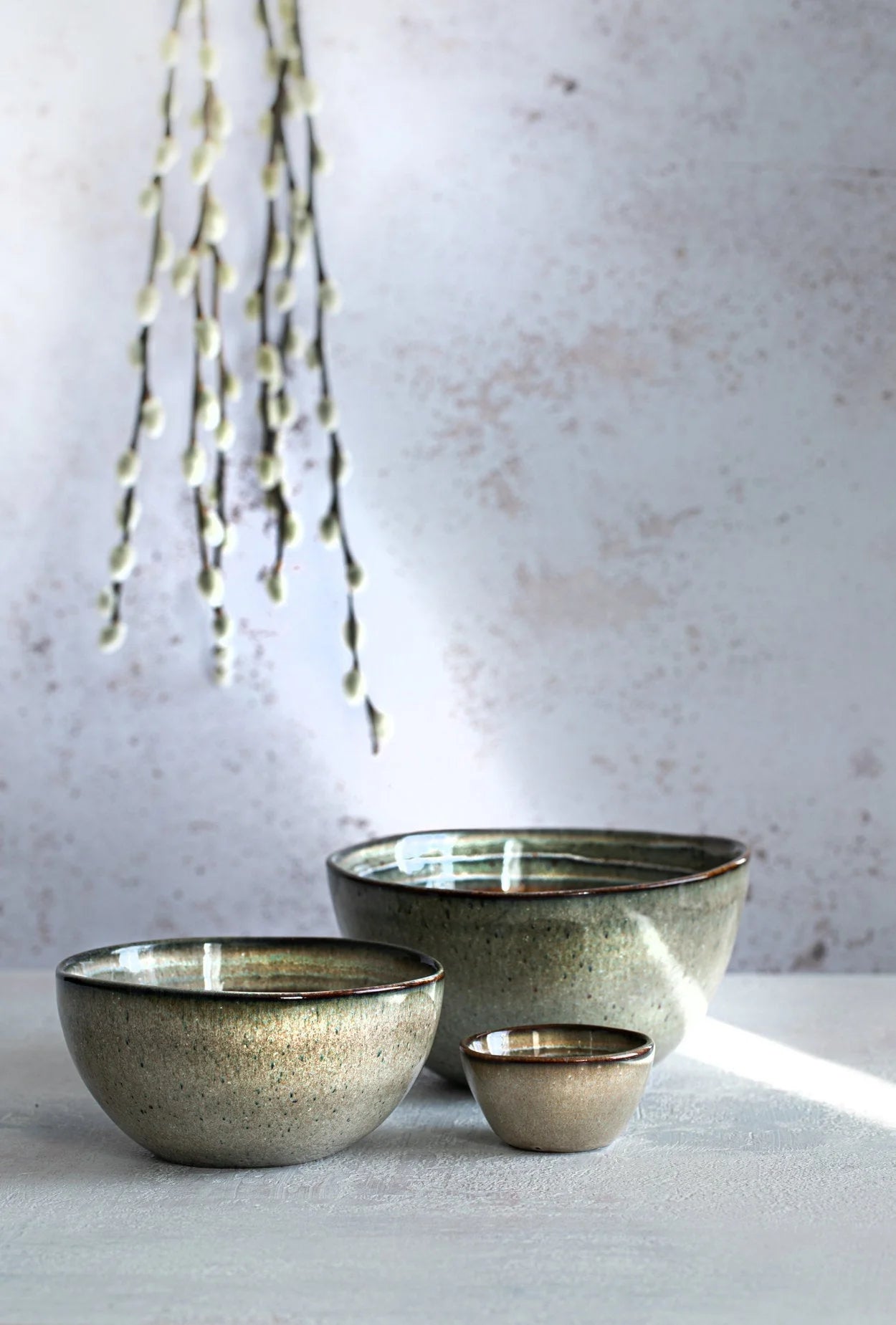 Ensemble de trois bols céramiques artisanaux émaillés mouchetés vert terre et beige