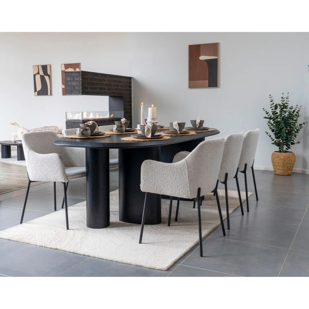 Table basse ovale noire aux pieds cylindriques minimalistes