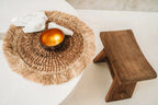 Dessus de table en jute tissé rond avec frange et bol en or pour smoothies et salades