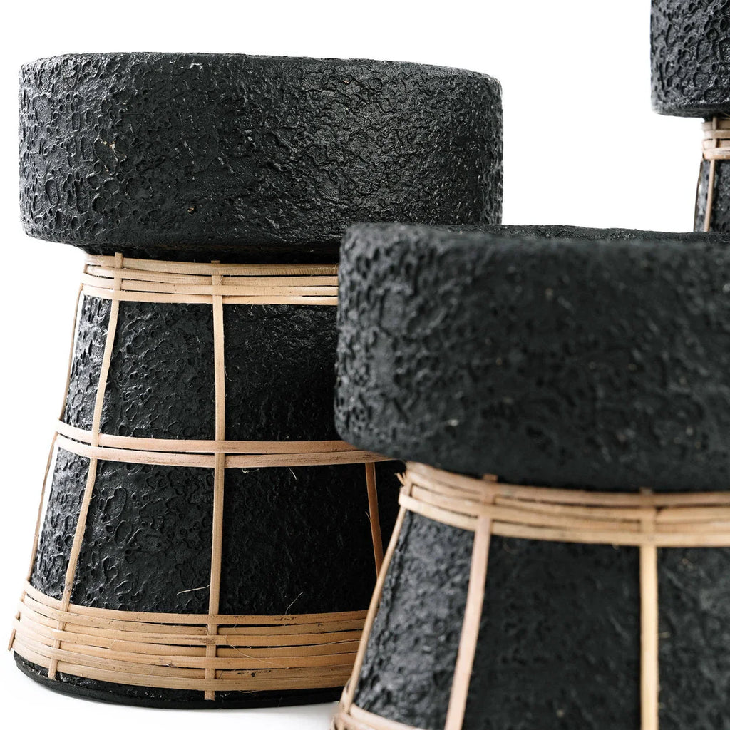 Jardinières en pierre texturée noire avec tissage bambou naturel