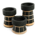 Trois pots en pierre noire avec bases en treillis de bambou tressé