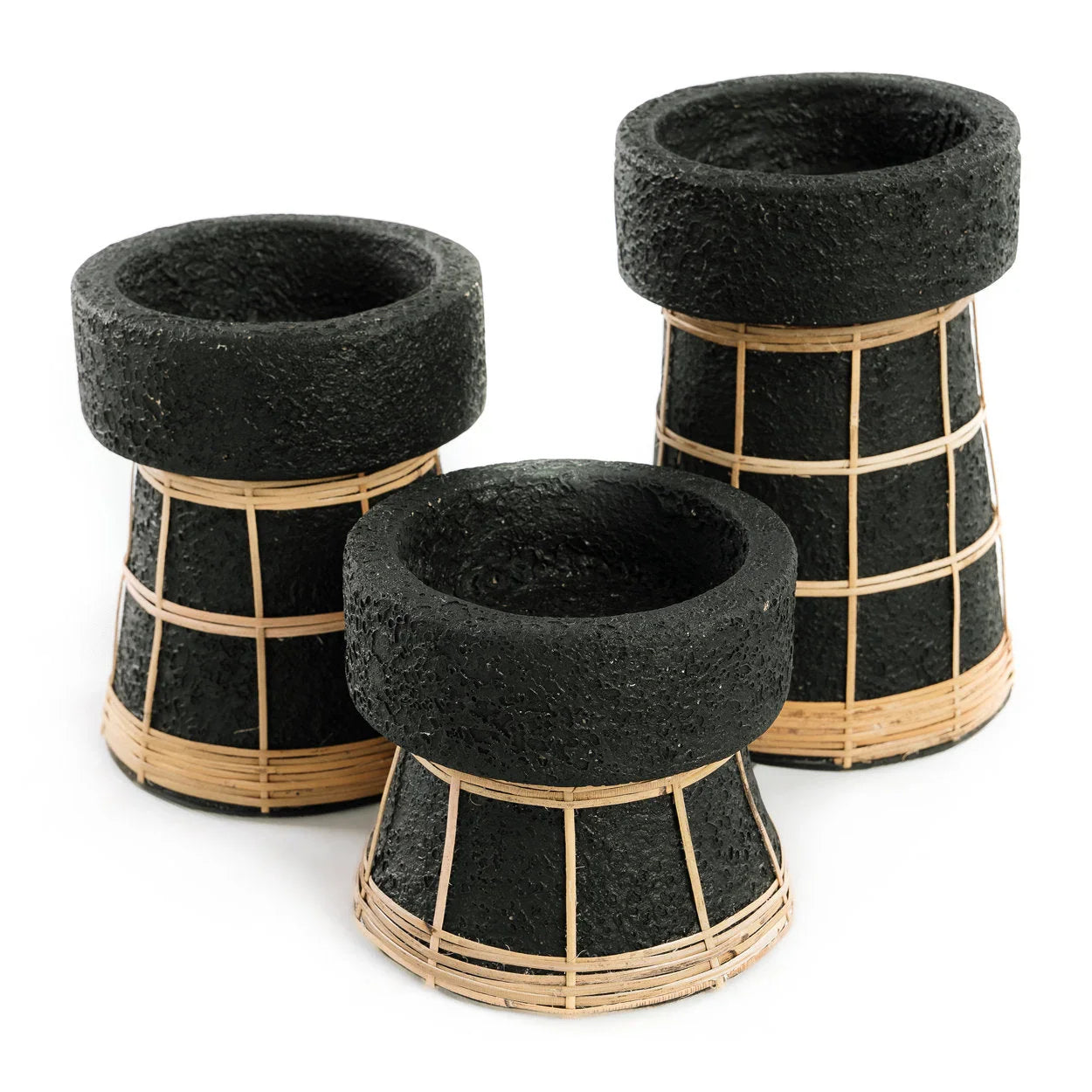 Trois pots en pierre noire avec bases en treillis de bambou tressé