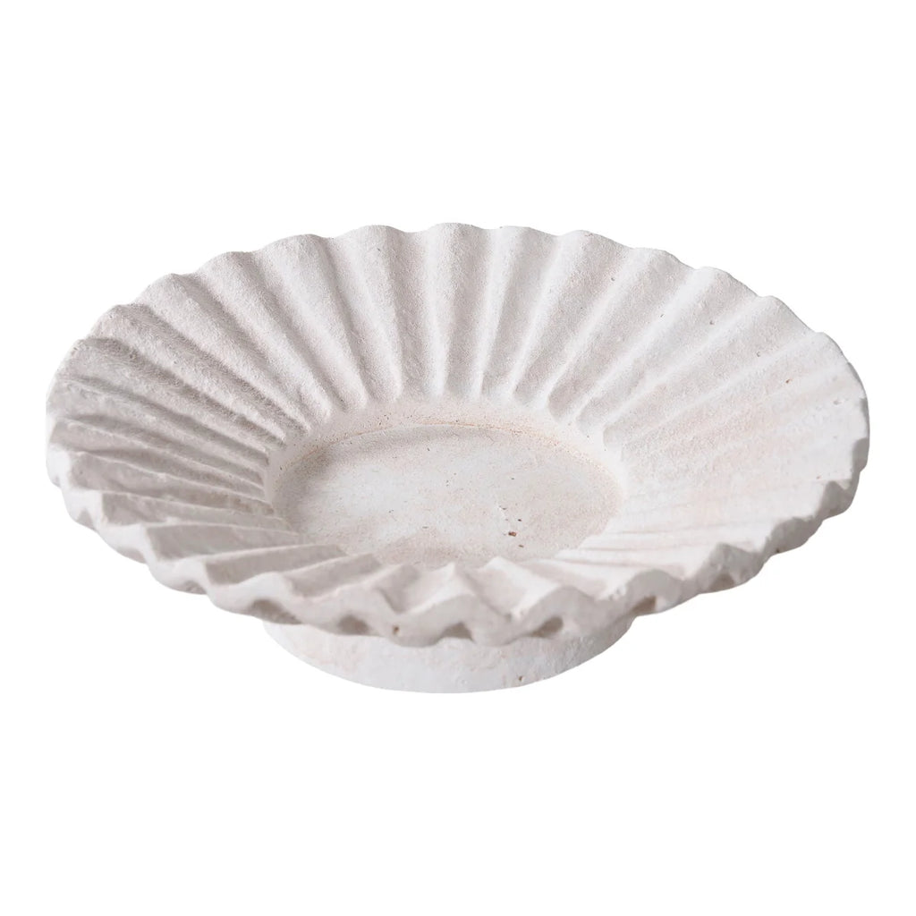 Paire de bougeoirs en ciment blanc texturé pierre plissée, bord festonné