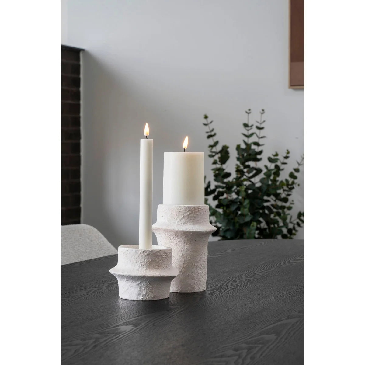Bougeoirs cylindriques en céramique blanche texturée, set de 2 avec bougies allumées