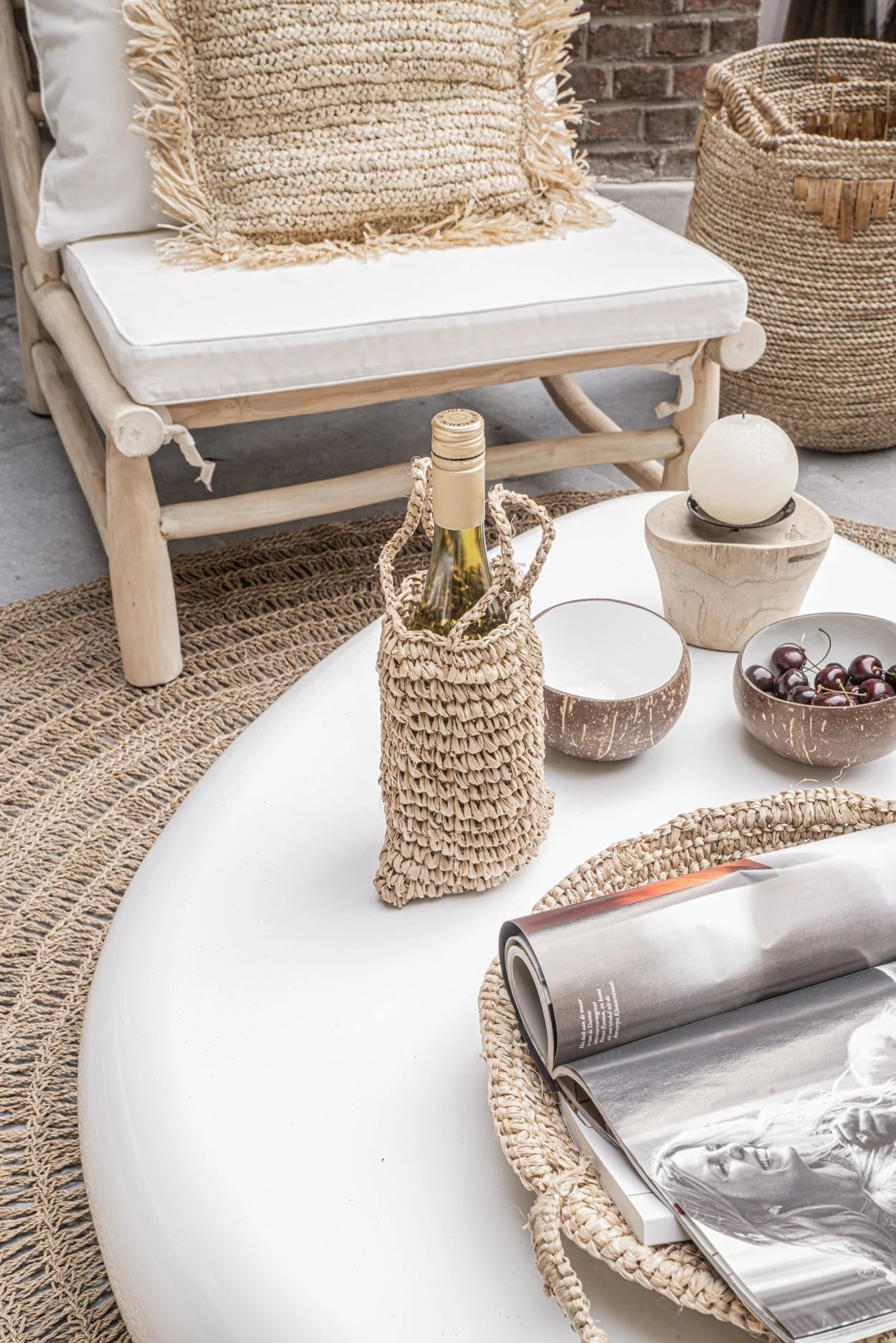 Bougie cylindrique en bois de teck clair et cire noire avec fibres naturelles