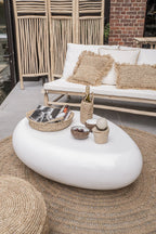 Table basse blanche laquée avec accents tressés et design texturé