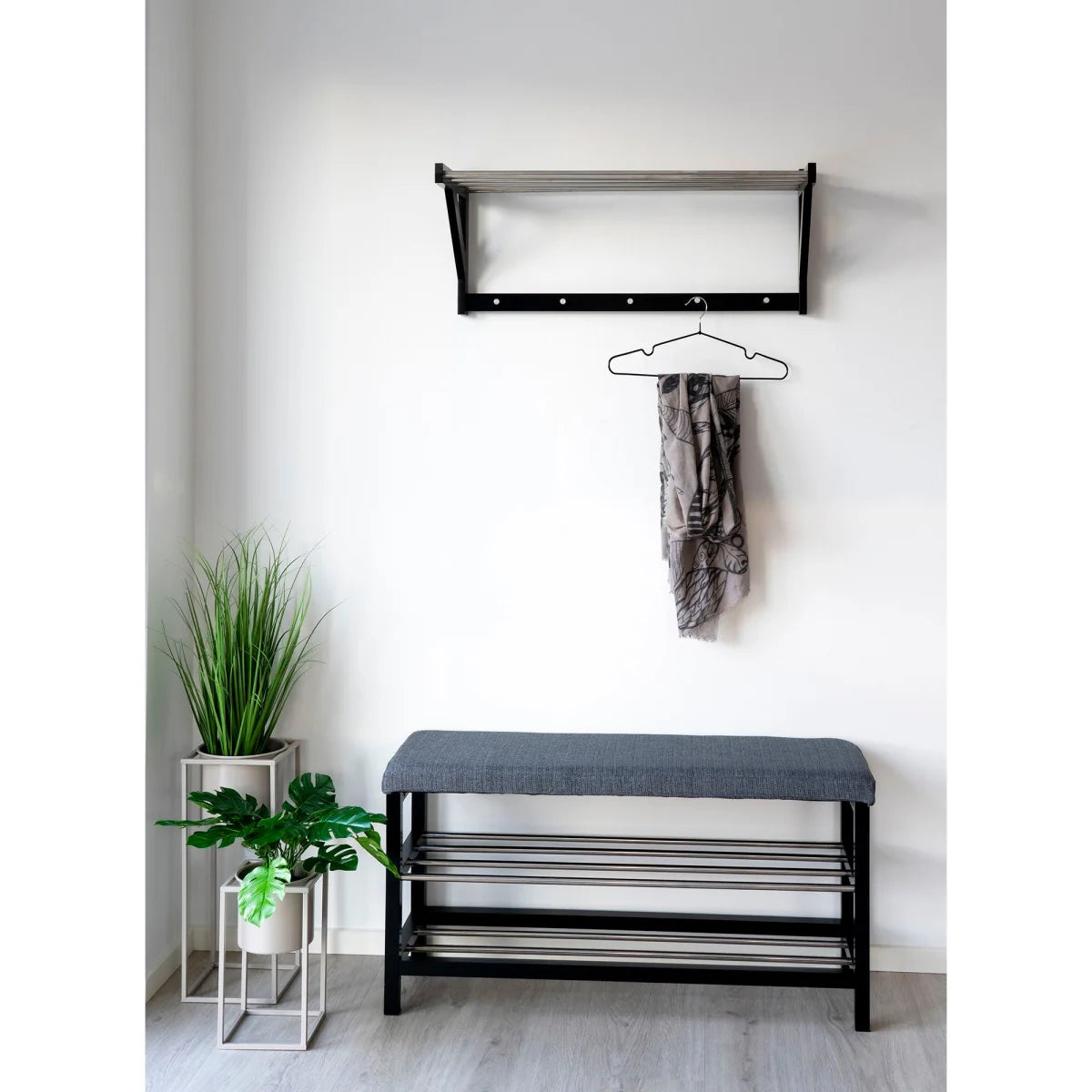 Banc rembourré gris à cadre métal noir et trois étagères