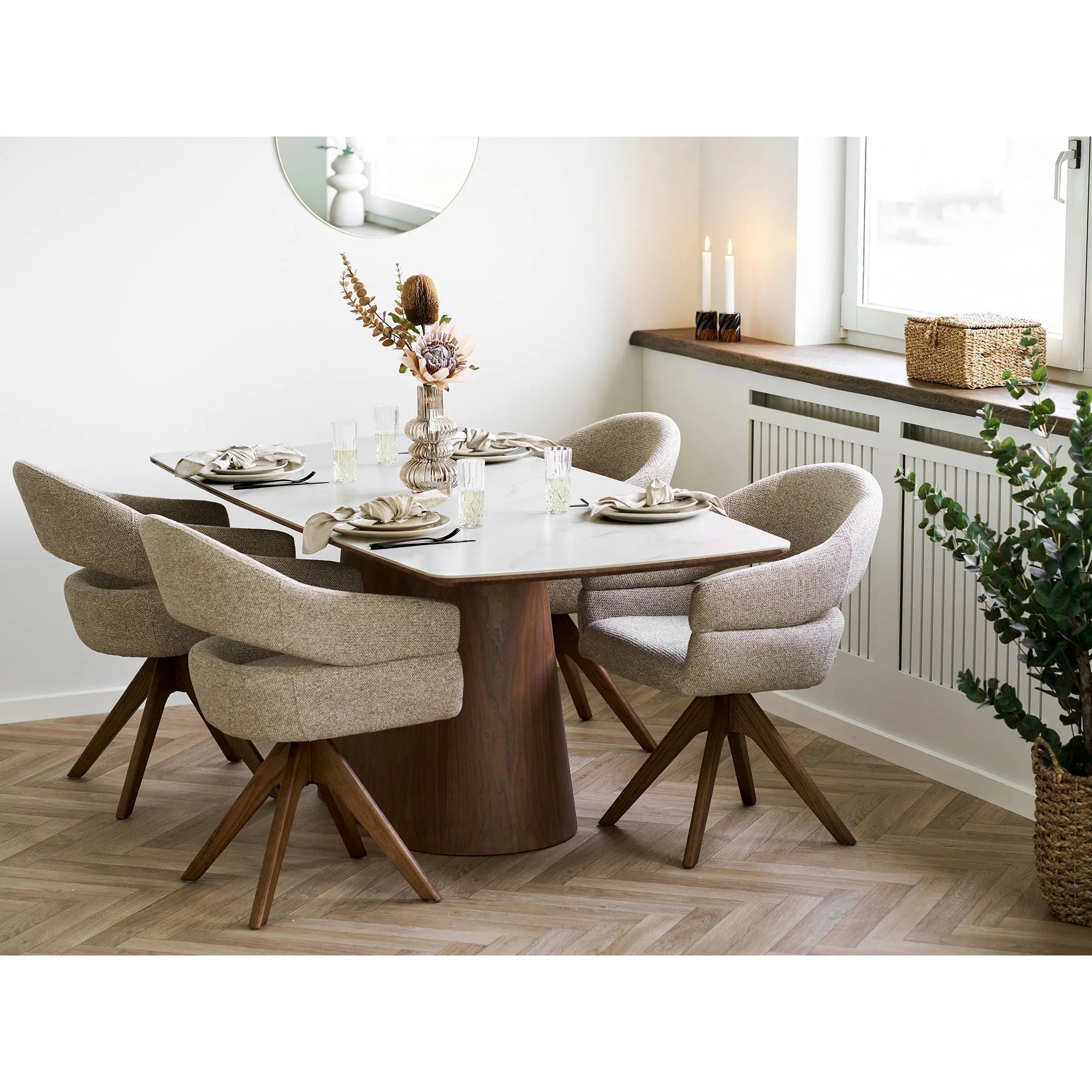 Table à manger moderne pivotante en tissu sable et bois chêne avec accoudoirs