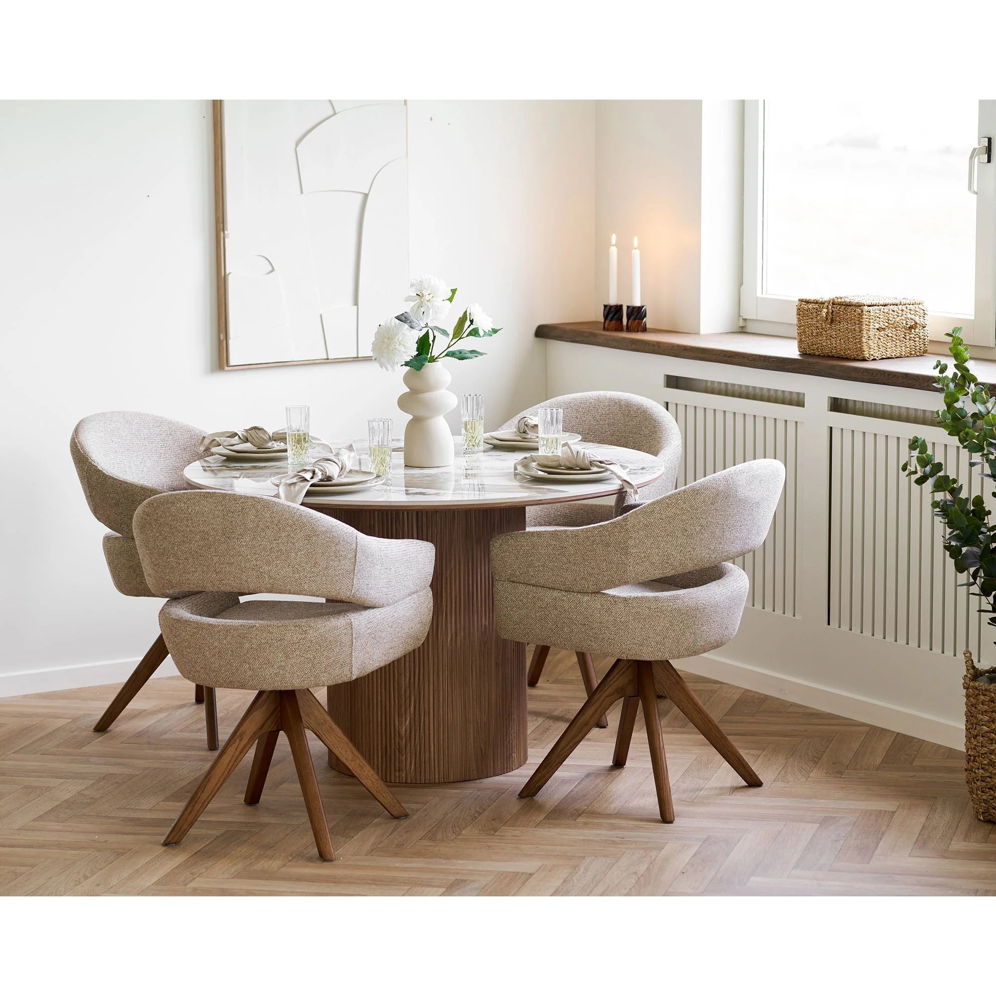 Chaises de salle à manger pivotantes en tissu sable et bois chêne avec accoudoirs