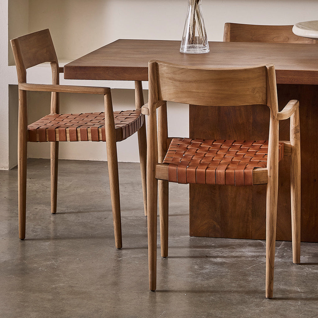 Chaise de salle à manger en teck et cuir tressé brun avec accoudoirs, lot de 2
