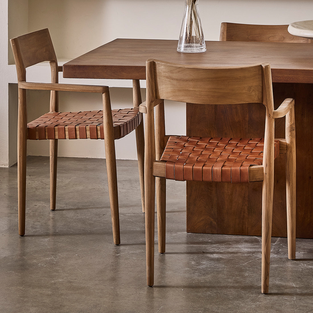 Chaise de salle à manger en teck et cuir tressé brun avec accoudoirs, lot de 2