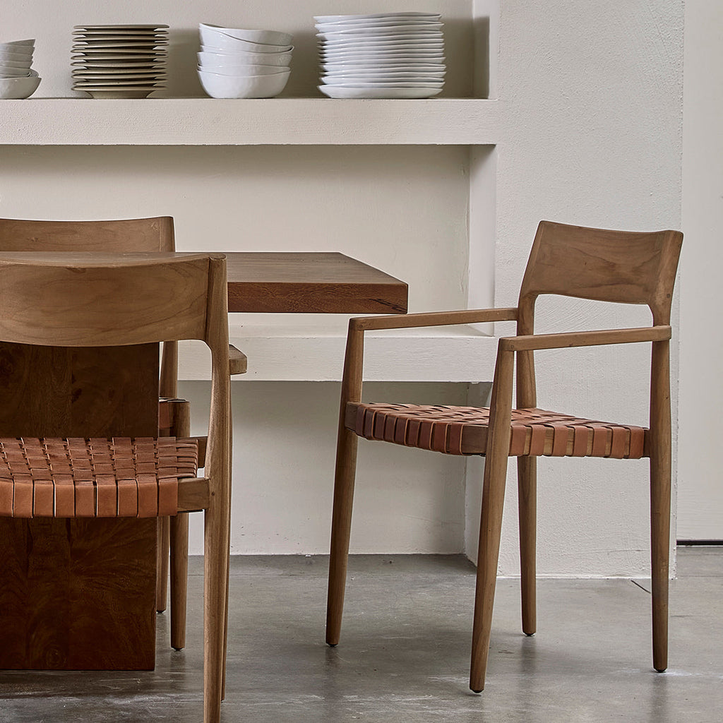 Chaise de salle à manger en teck et cuir tressé avec accoudoirs, lot de 2