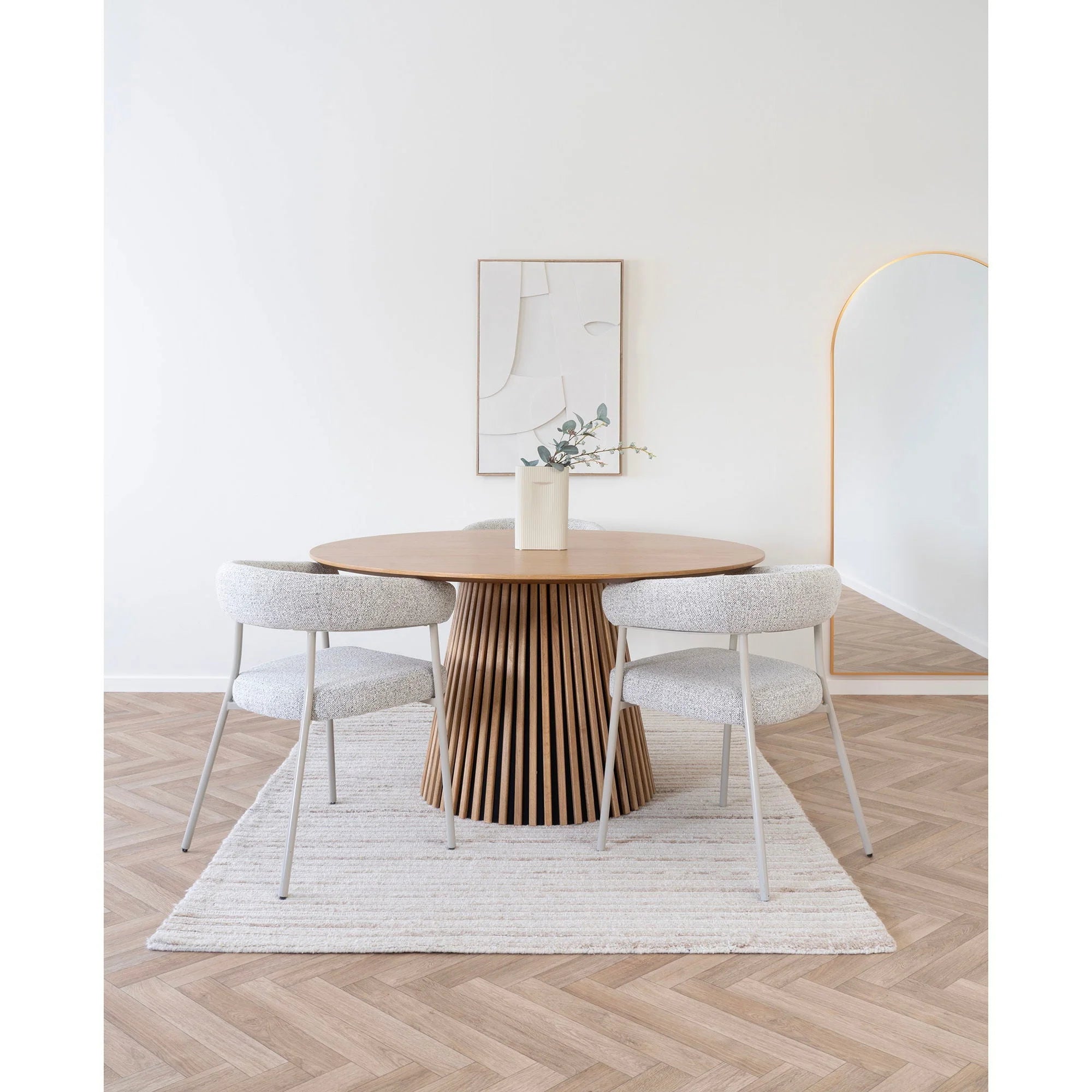 Table ronde en bois à base cannelée avec 2 chaises en tissu bouclé sable à accoudoirs