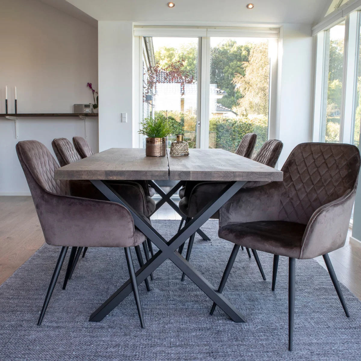 Chaises de salle à manger en velours taupe matelassé avec pieds en métal noir - Set de 2