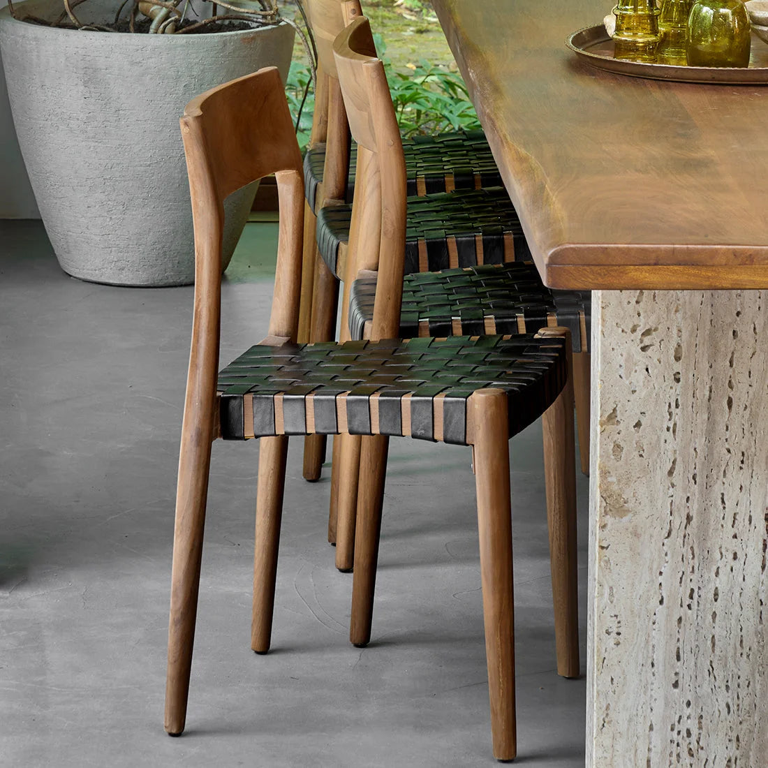 Chaise en teck avec assise tressée cuir noir, lot de 2 pour salle à manger