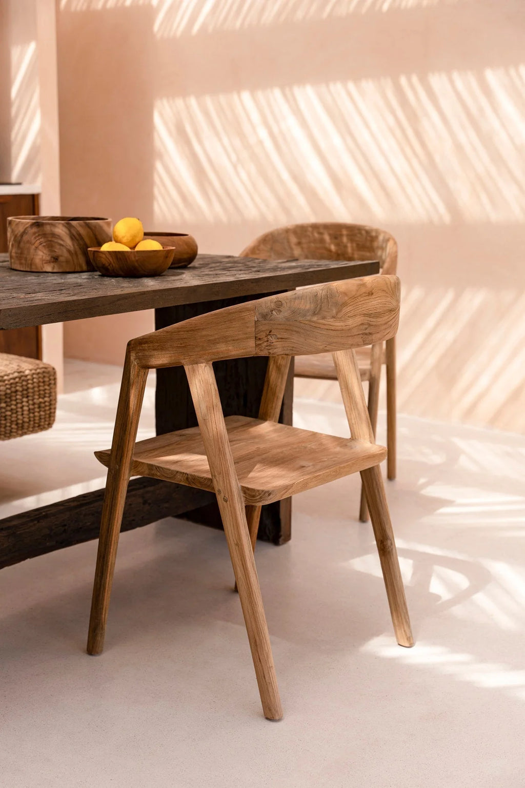 Chaise en teck recyclé naturel avec dossier courbé et grain visible
