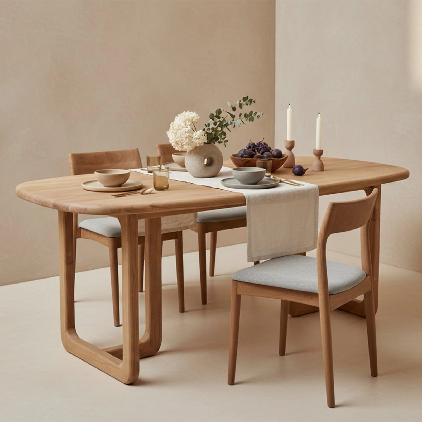 Table de salle à manger en teck clair avec pieds courbés et plateau rond lisse