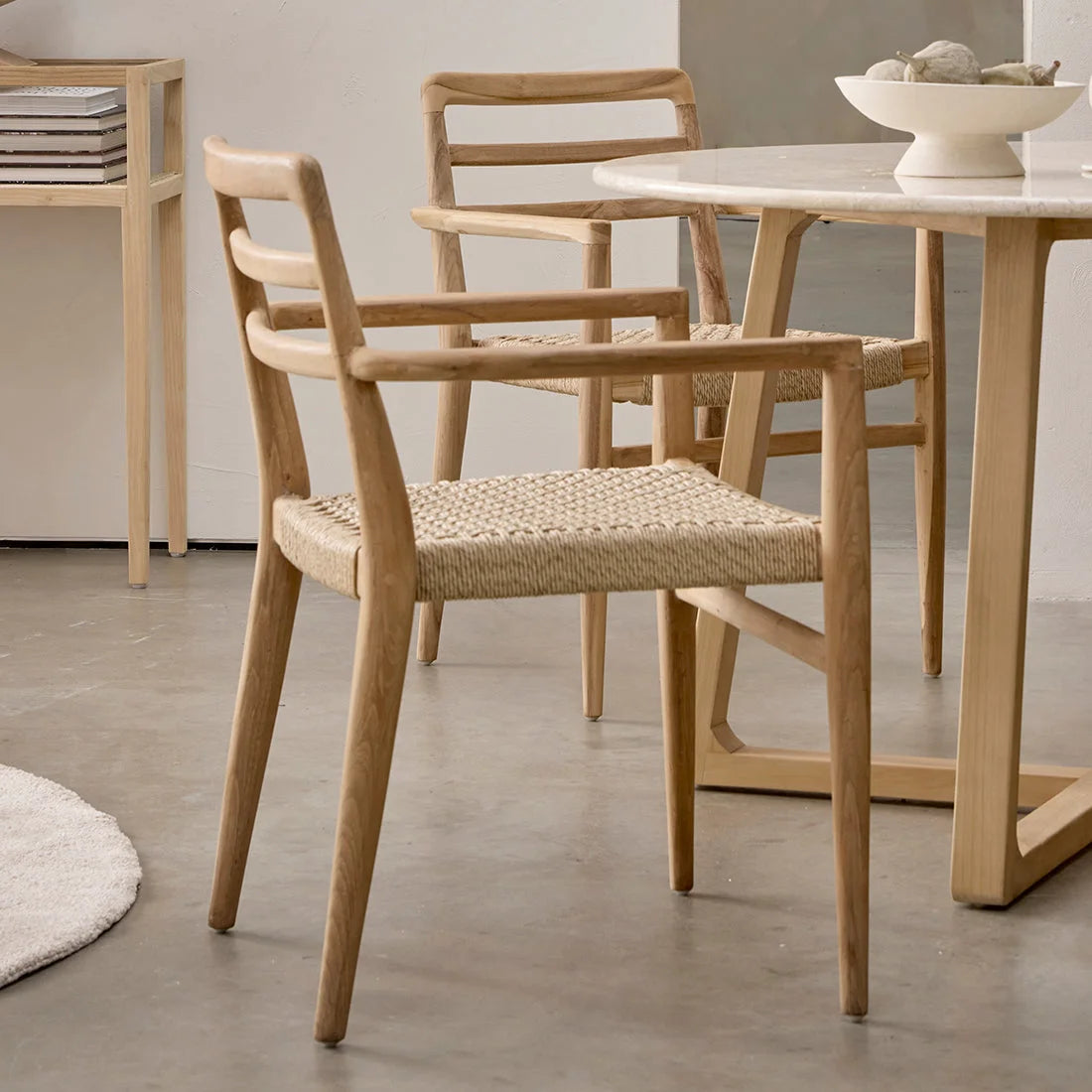 Chaise de jardin en teck clair avec assise tressée naturelle