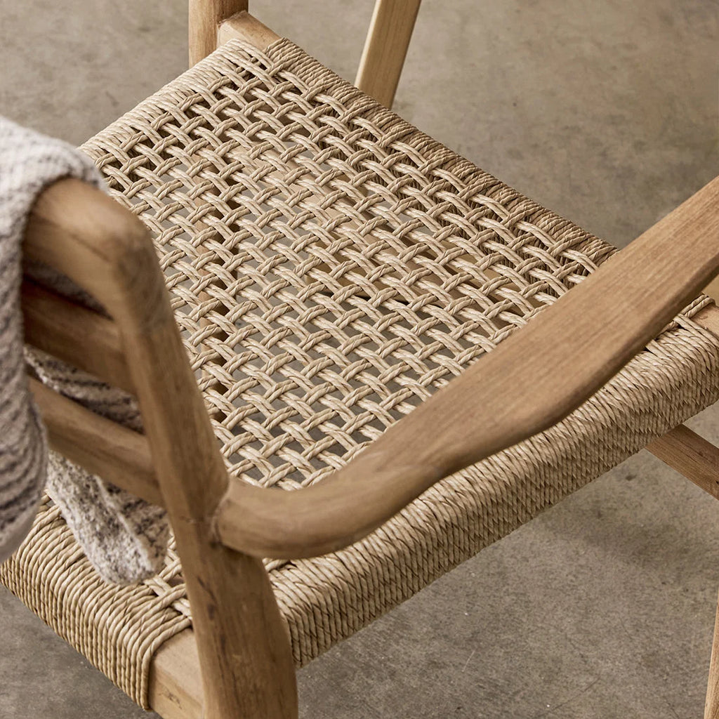 Lot de 2 chaises de jardin en teck naturel avec accoudoirs et assise tressée