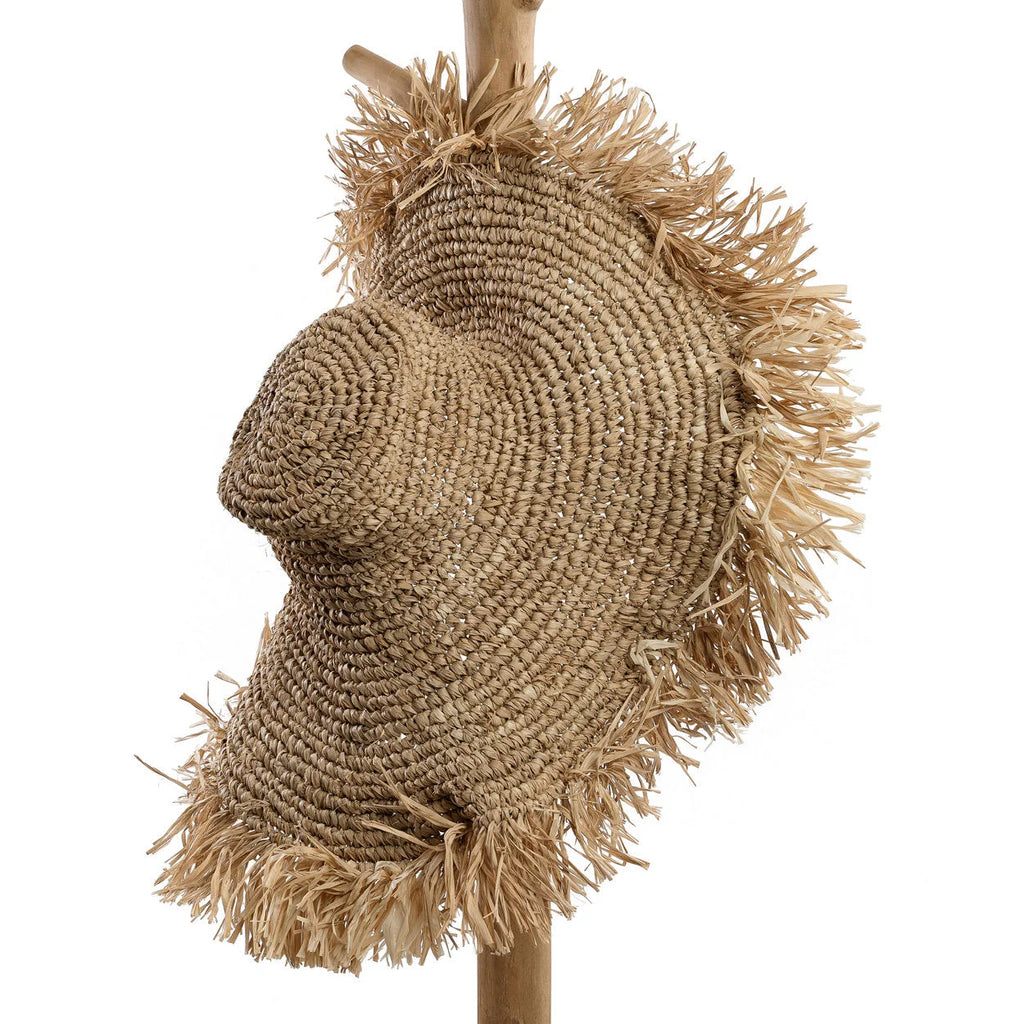 Gros plan sur chapeau large bord en raphia naturel tressé frangé