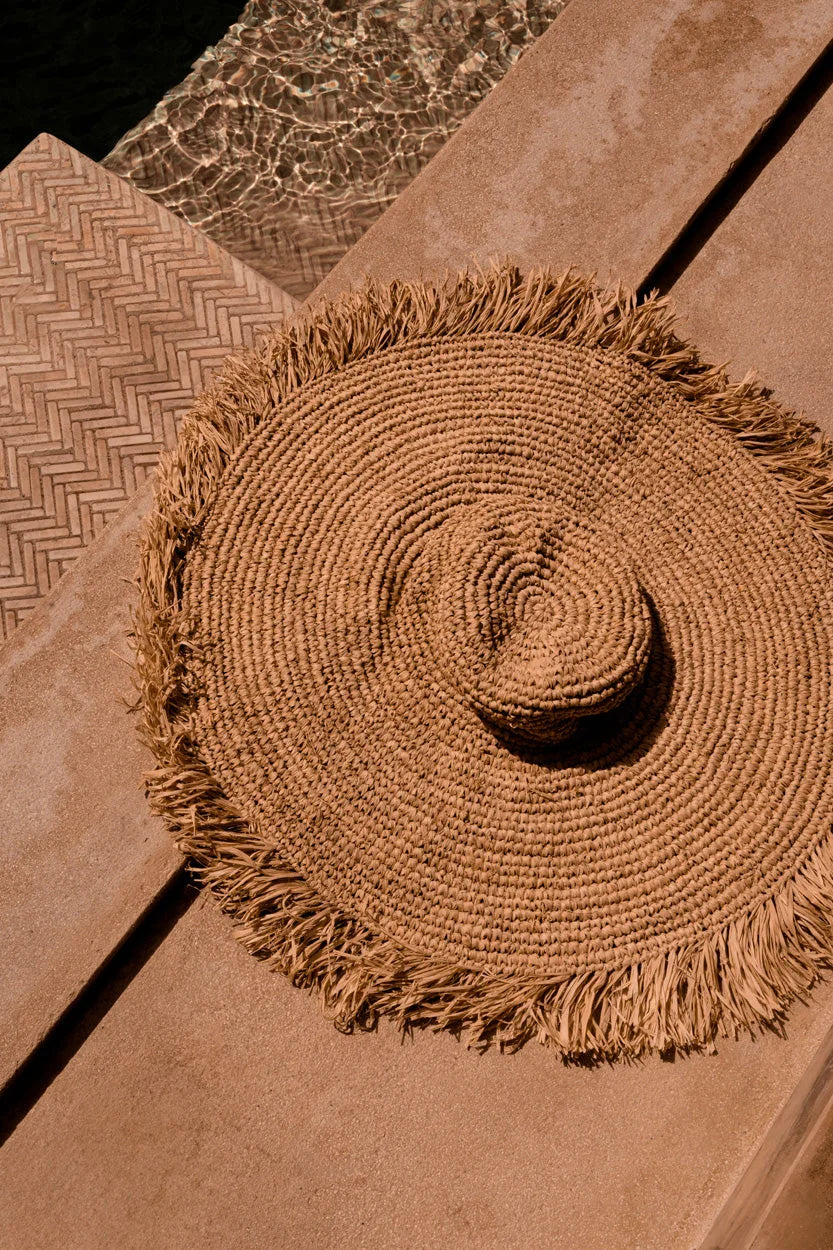 Chapeau de soleil en raphia naturel tressé, bord frangé large