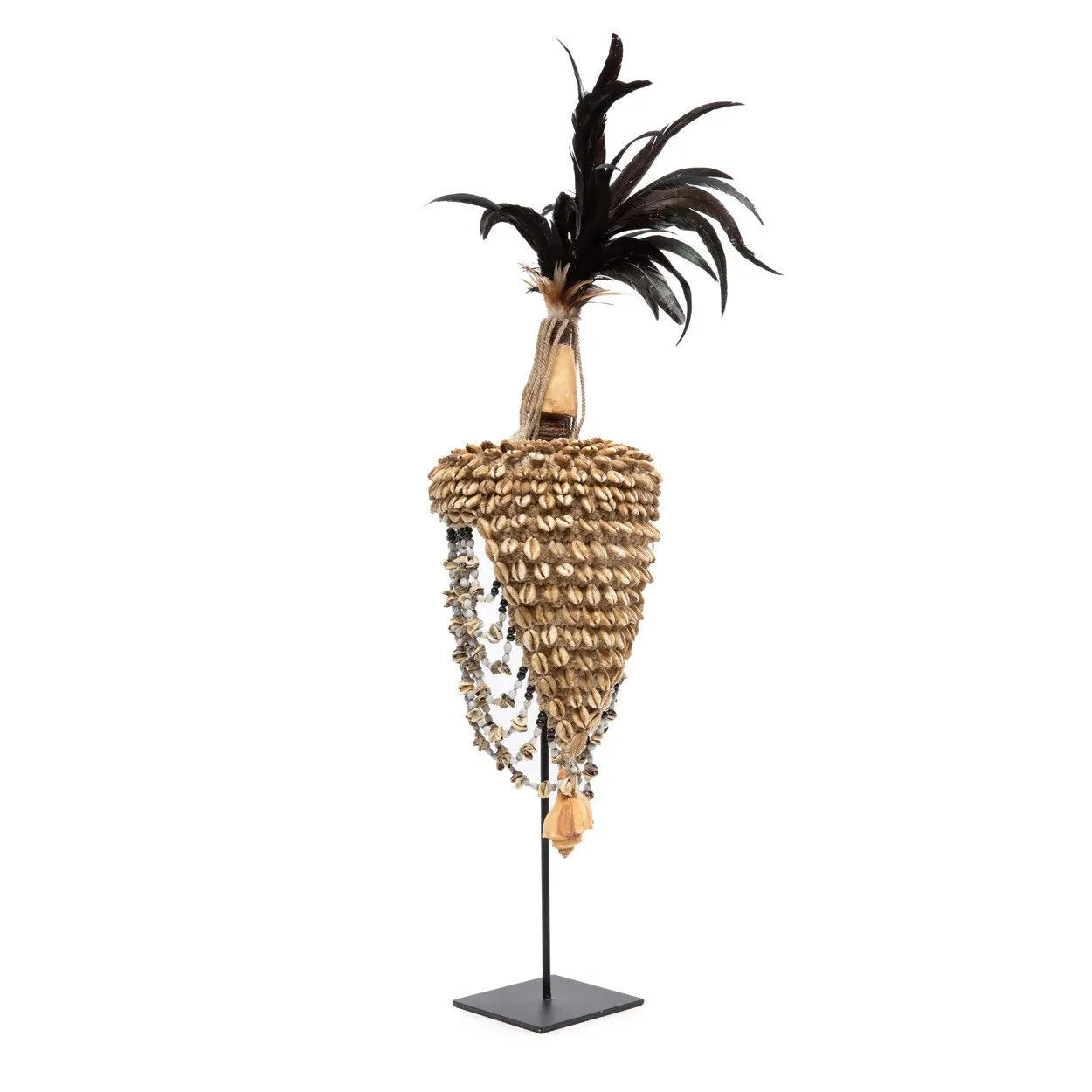 Chapeau décoratif en coquillages et plumes sur socle noir naturel