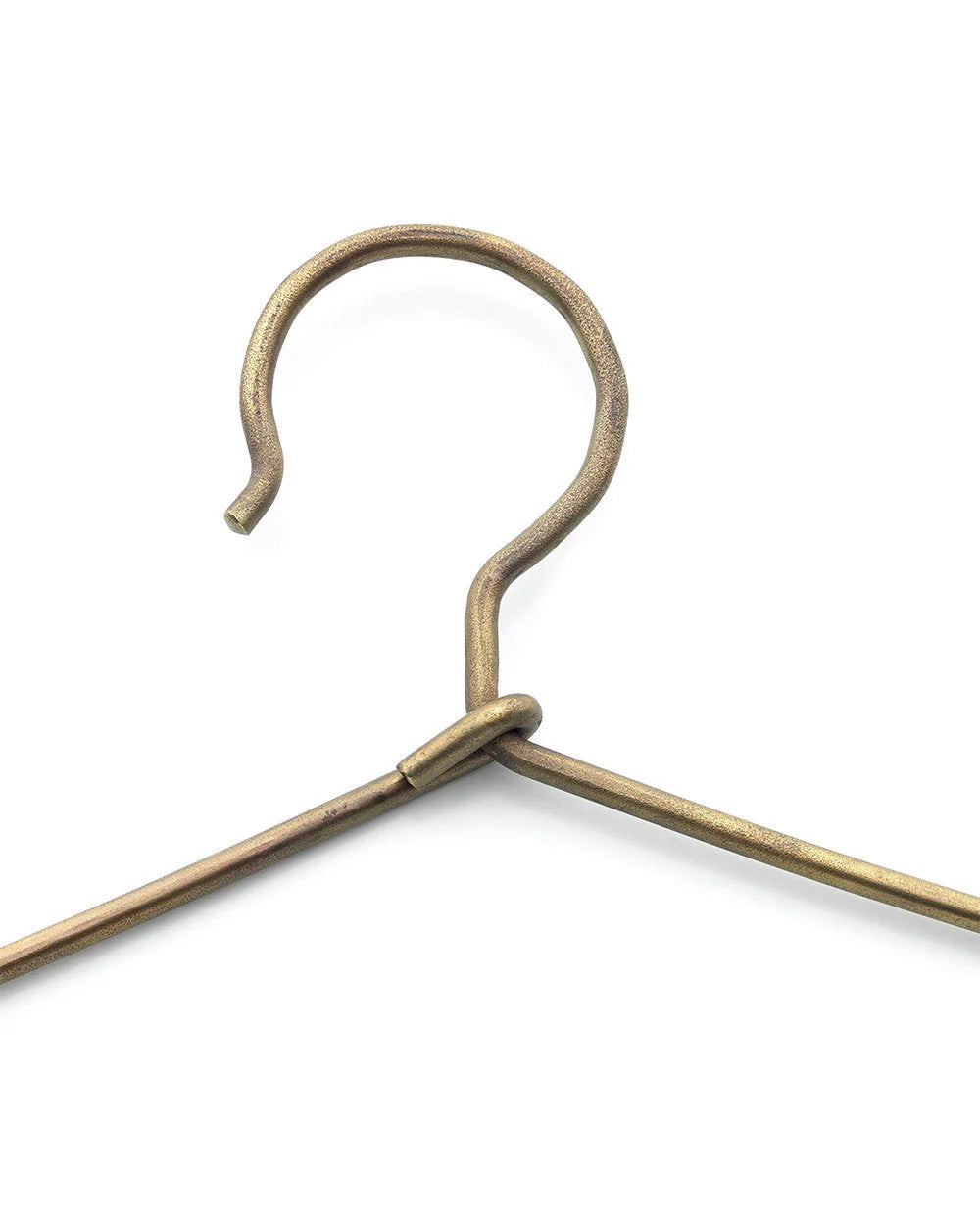 Cintre en laiton doré brossé, forme fine et arrondie classique