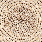 Arrangement circulaire symétrique de cauris blancs naturels sur socle, H40 cm