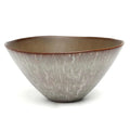 Coupe en céramique mate brun et gris avec intérieur chaud et extérieur à stries
