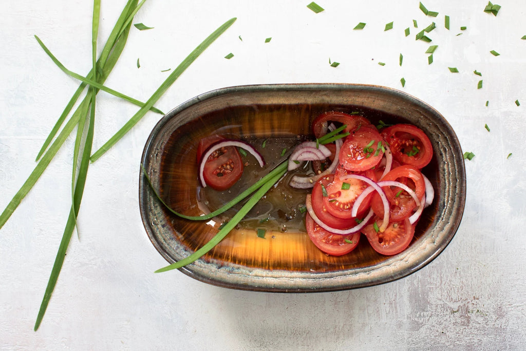Coupe décorative en grès émaillé brun dégradé avec tomates, oignons et ciboulette