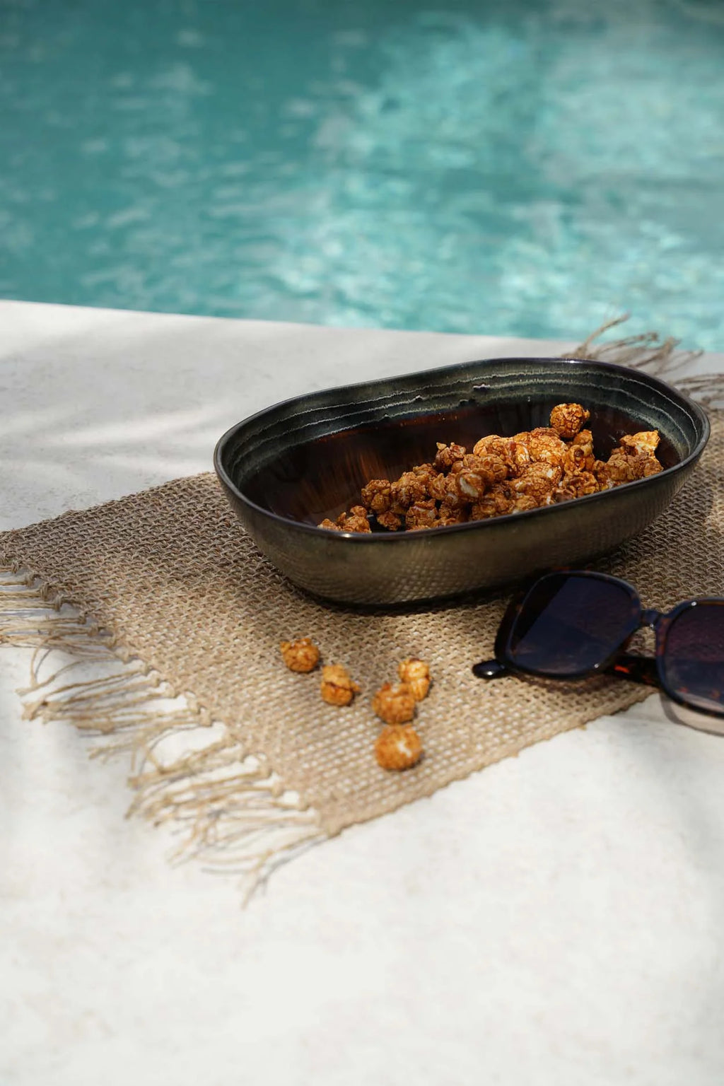 Coupe décorative en grès émaillé brun dégradé avec popcorn caramélisé texturé