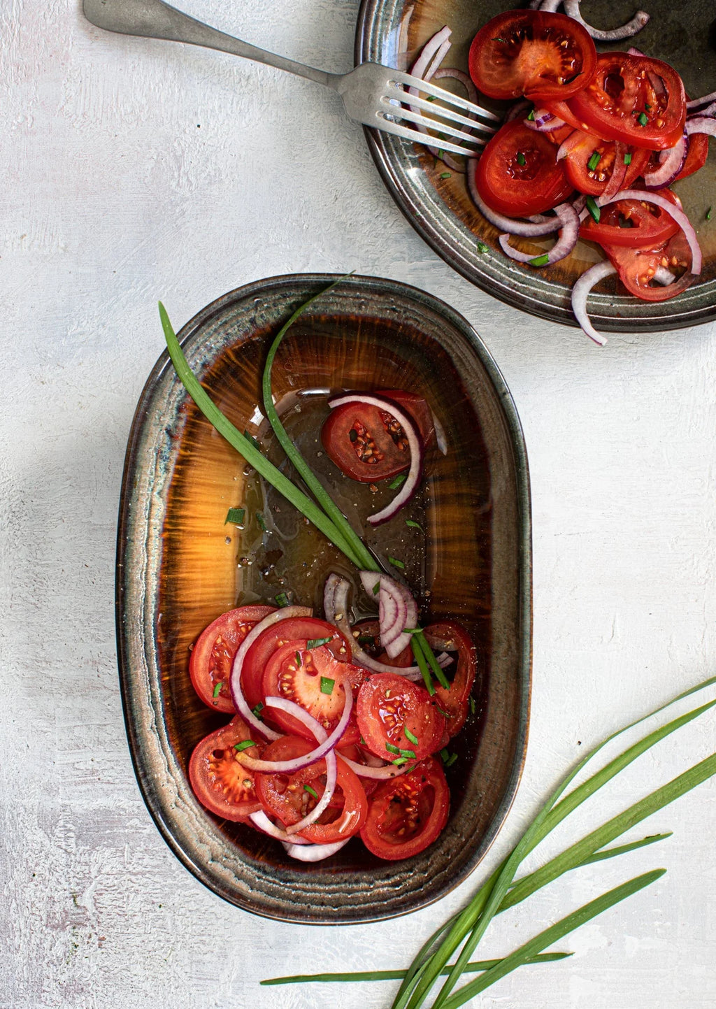 Coupe décorative en grès émaillé brun dégradé avec tomates et oignons