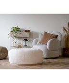 Coussin décoratif carré en velours côtelé sable rayé fines côtes, crème et moelleux