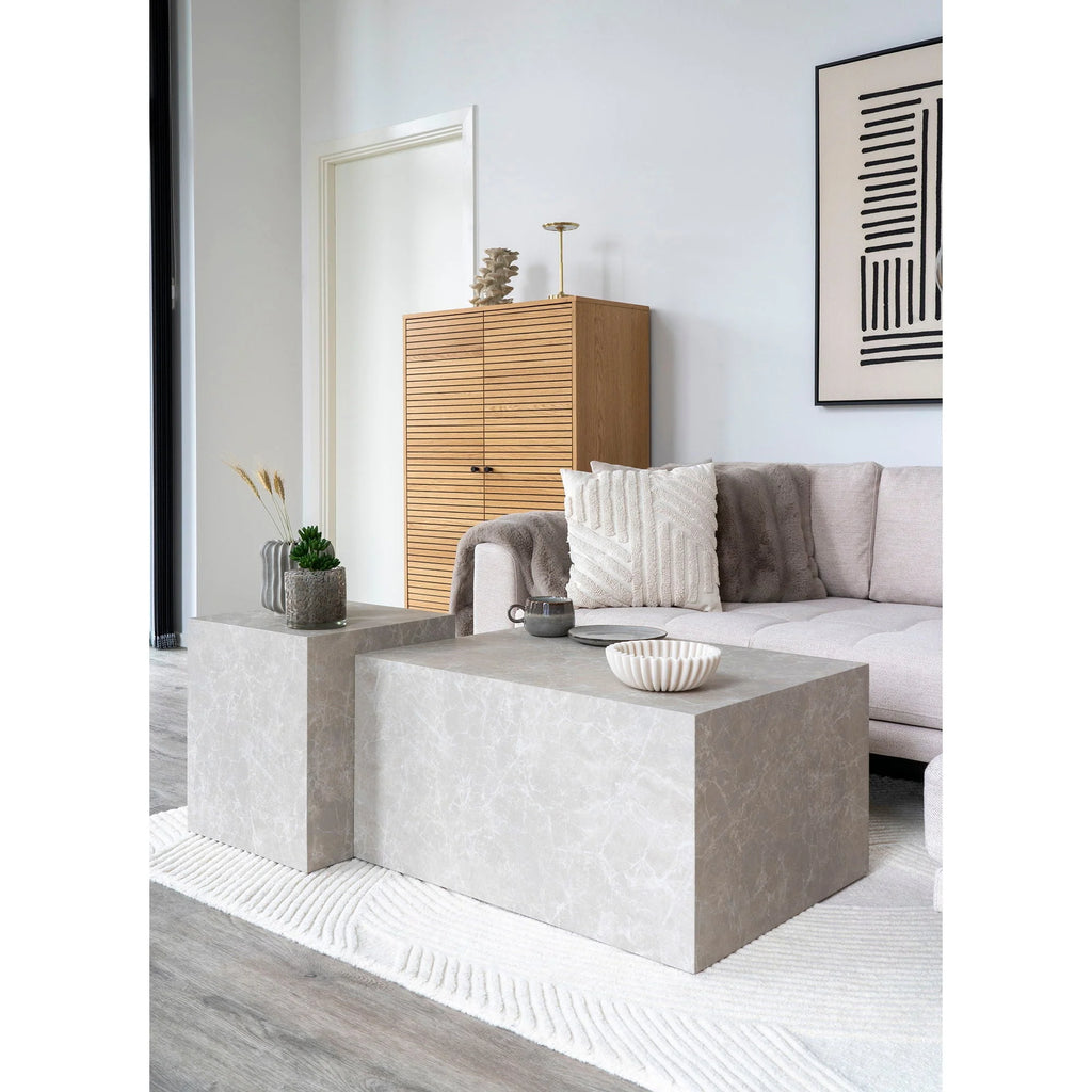 Table basse en béton gris moderne à fini texturé pierre et design géométrique