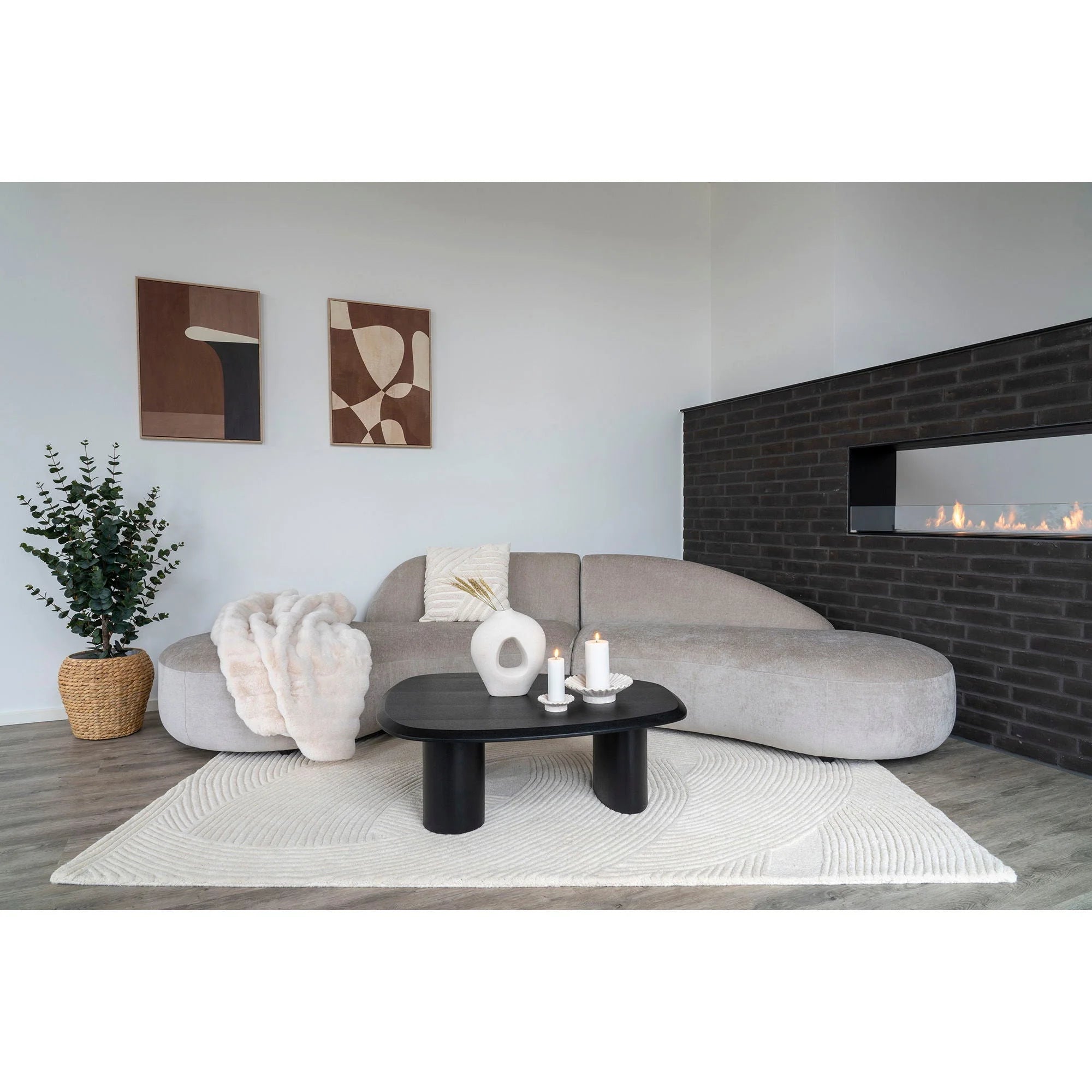 Vase en céramique blanche avec découpe ovale et corps arrondi lisse