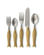 Set de cinq pièces de couverts en laiton doré et argenté avec motif poisson sculpté