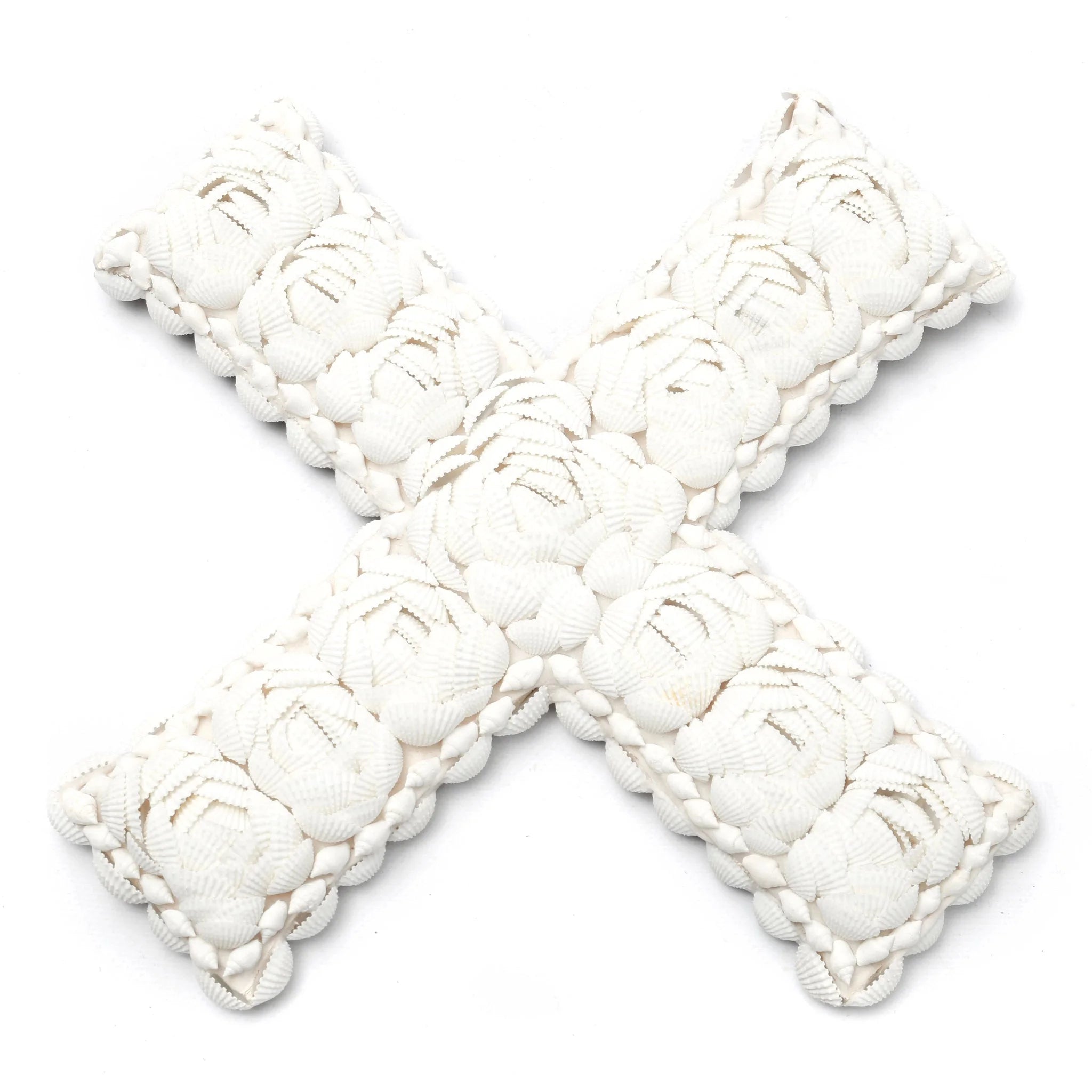 Croix décorative murale en coquillages blancs à motif floral texturé