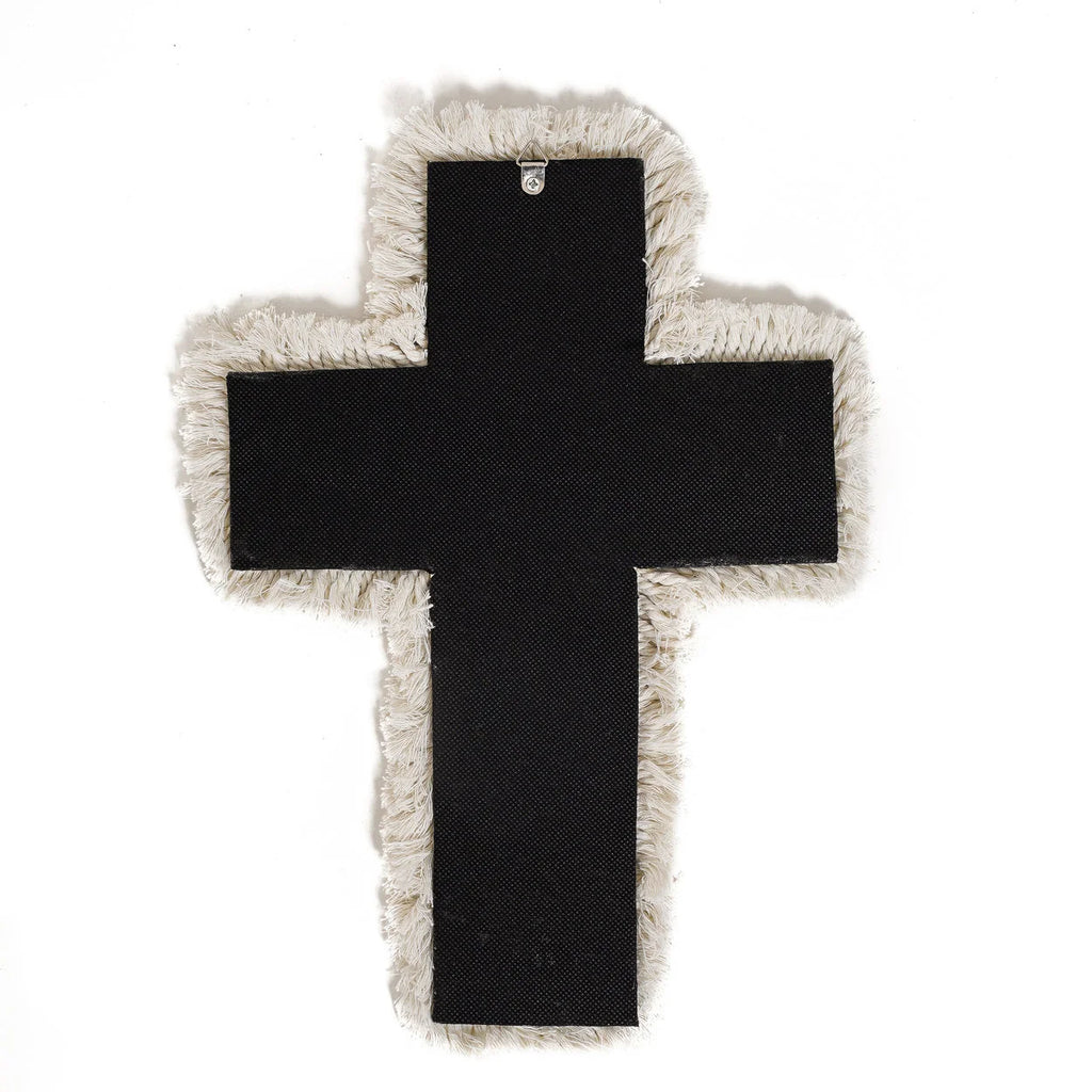 Croix murale noire en macramé coton blanc frangé avec coquillages cauris